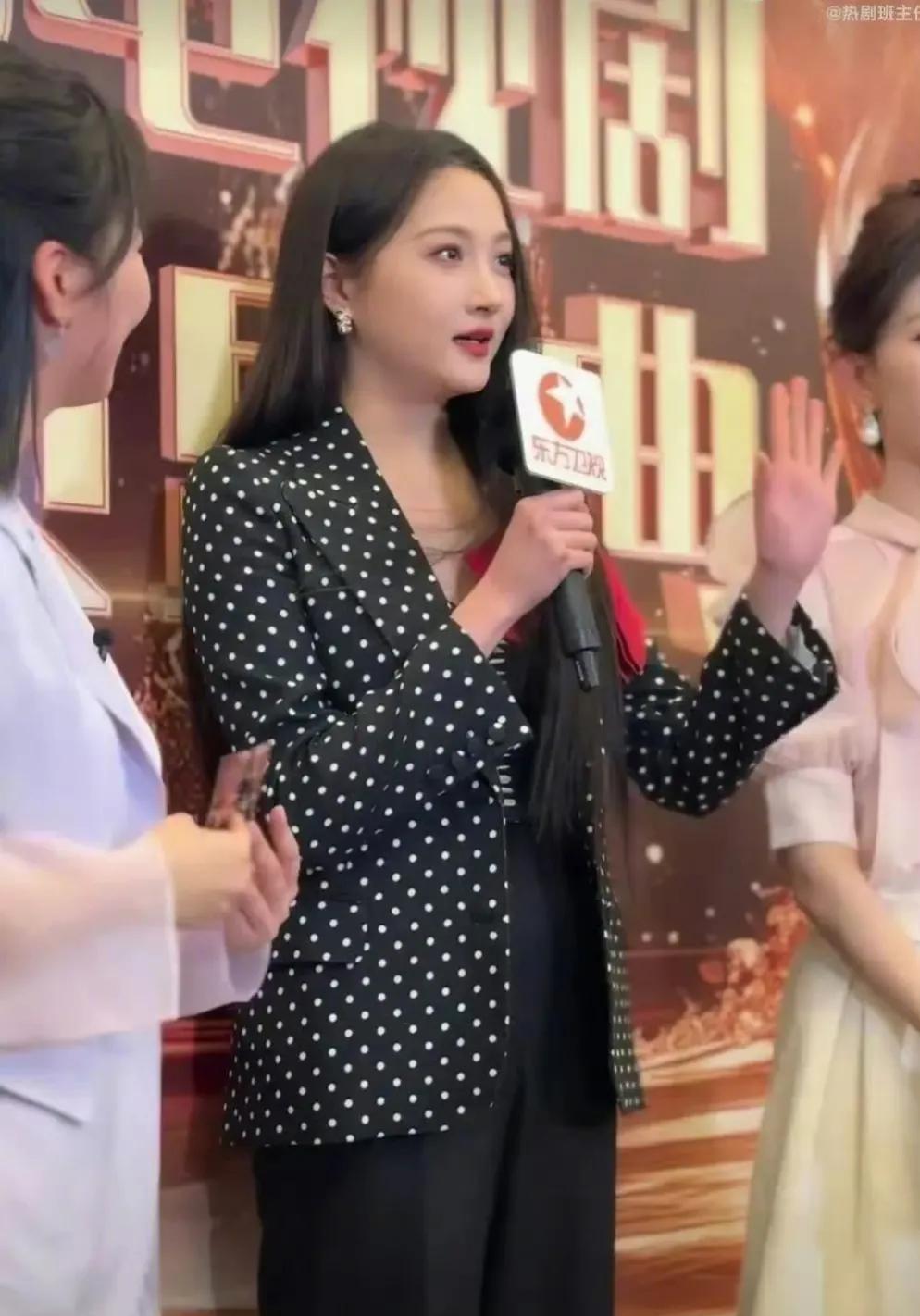关晓彤也是挺神奇的，红毯总是特别壮，脸上肉特别松，但是剧里面脸就很小很紧很好看。