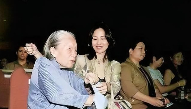 何超琼与保姆晶姐的故事











你是否想过，一位身家百亿的富家千金