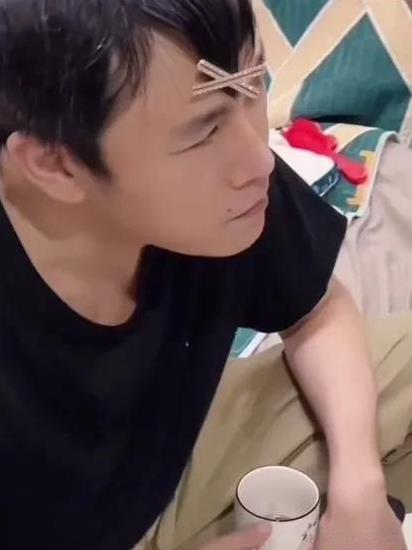 秦昊已被老婆孩子玩坏了。
秦昊快被他老婆伊能静，和女儿小米粒玩坏了。
别说他还真