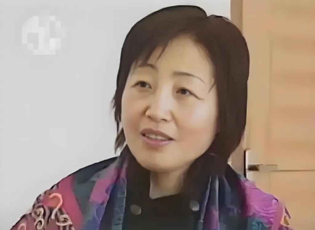其实宗馥莉妈妈才是真正的人间清醒
和宗庆后结婚
面对丈夫的婚外情和复杂的家族关系
