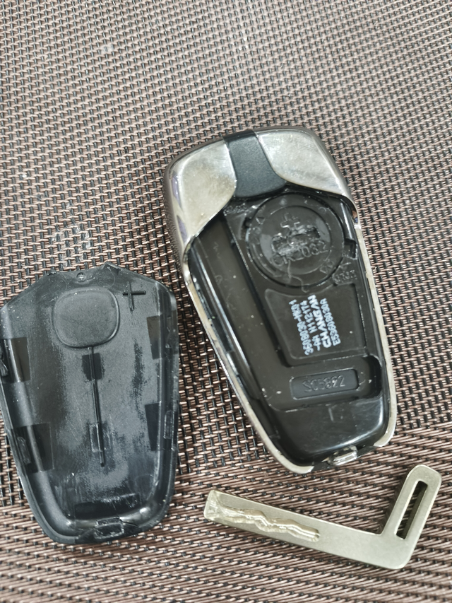 车钥匙设计真垃圾
逆时针转动，这塑料材质就会弯曲磨损，电池都拿不下来，视频教程都