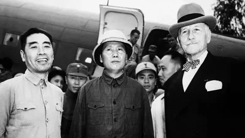 重庆谈判：蒋介石带了百名士兵见毛主席，毛主席却笑着说：“他是来保护我的”