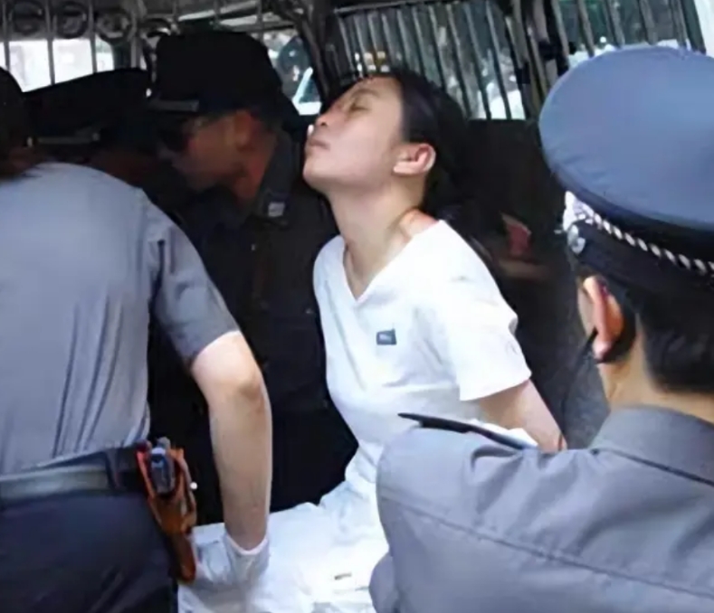 2004年，福州看守所中，死刑犯方晓红被注射死刑，她穿上了一身白色衣服，闭上眼睛