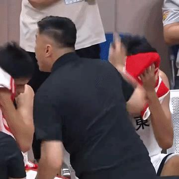 广东全运会男篮和巴西男篮的热身赛！
哈哈，徐昕和杜峰吵了起来！
深圳队的王浩然这