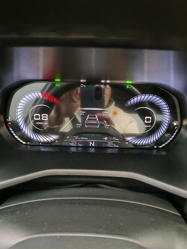 开的时候显示两个前轮的位置闪黄灯
另外右边还有个黄色的标志，哪位大佬知道的呀