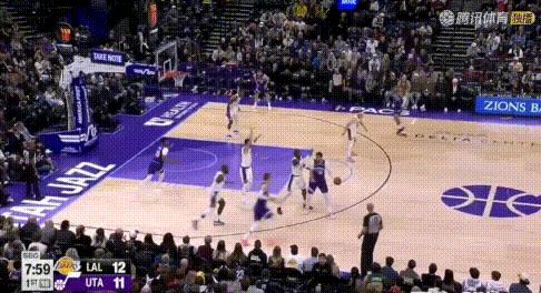 被詹姆斯推+弯腰沮丧——艾顿狂丢印象分！
图1：浓眉都懂你咋不懂？扑出去换防啊。