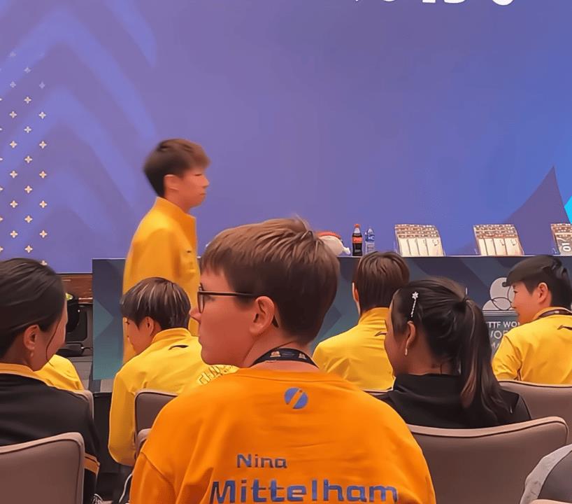 林高远只是路过，王曼昱吓得紧急扭头！
这是又在演偷偷藏不住了吗？
网友直呼太刻意