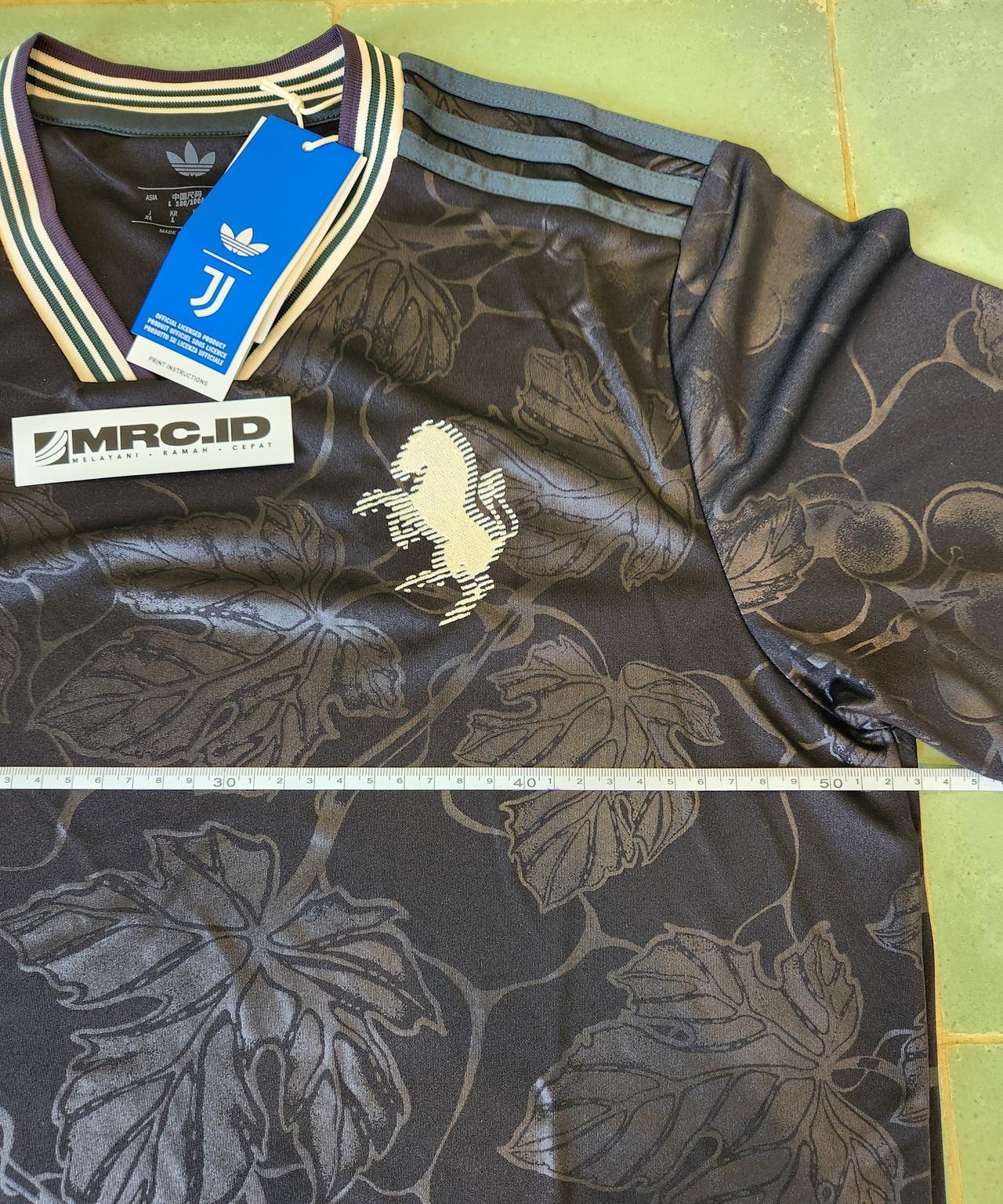 尤文图斯252/6赛季第二客场队服开售在即
貌似左边款是球迷版，右边款是球员版