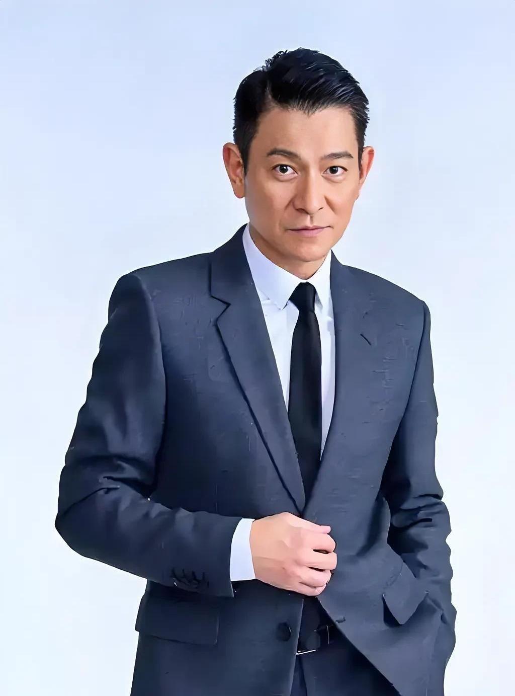 “四大天王”刘德华的财富密码终于曝光！
据圈内最新估算，这位63岁劳模总资产已冲