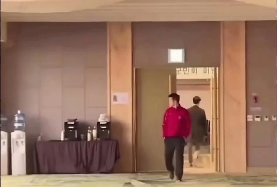 那年我双手插兜，睡眼朦胧的来抽签。
#樊振东# 
2018年（仁川）国际乒联总决