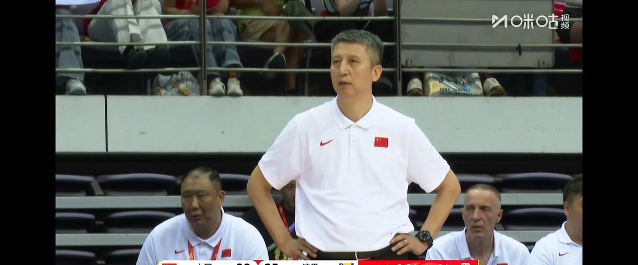 徐杰上场连得5分，高诗岩连续失误，中国男篮半场42:35领先波黑。
首节比赛中国