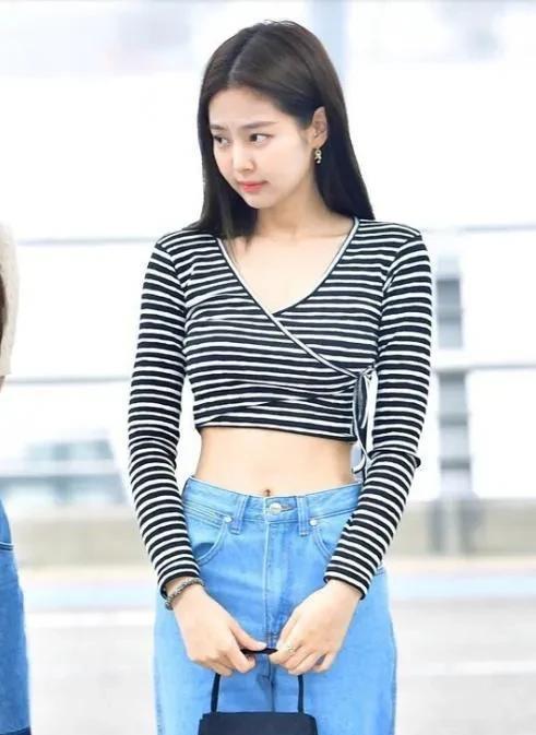 JENNIE机场“暗黑女王”降临！低腰裤一勒，这腰是真实存在的吗？
今日仁川机场