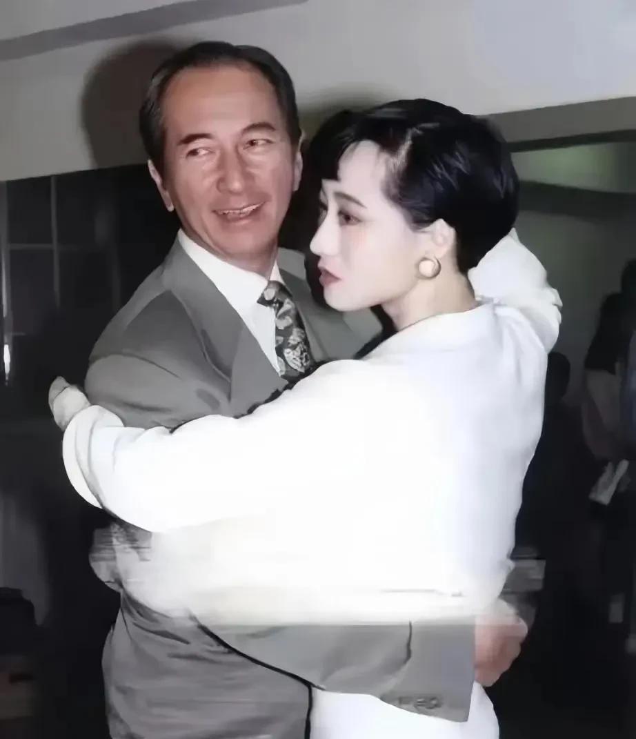 大家不要怪李连杰抛妻弃子了!
就连赌王都拜倒在她石榴裙下，
差点成为5姨太的女人