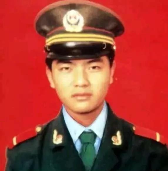 1992 年，一武警战士独自押送四名不法分子回中队，突然，一个歹徒冲上来死死的抱