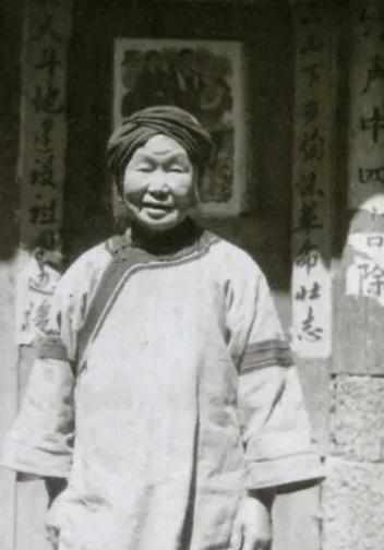 1943年，几个日伪军怀疑一女乞丐是地下党，就强迫她脱衣服检查，突然，女乞丐从包