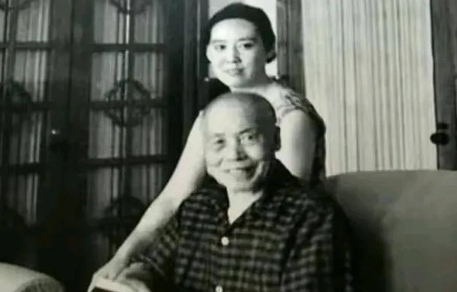 那天，李宗仁凑到娇妻耳边，悄悄地问了一句：“月事来了吗？怀孕了没有？”妻子只轻轻