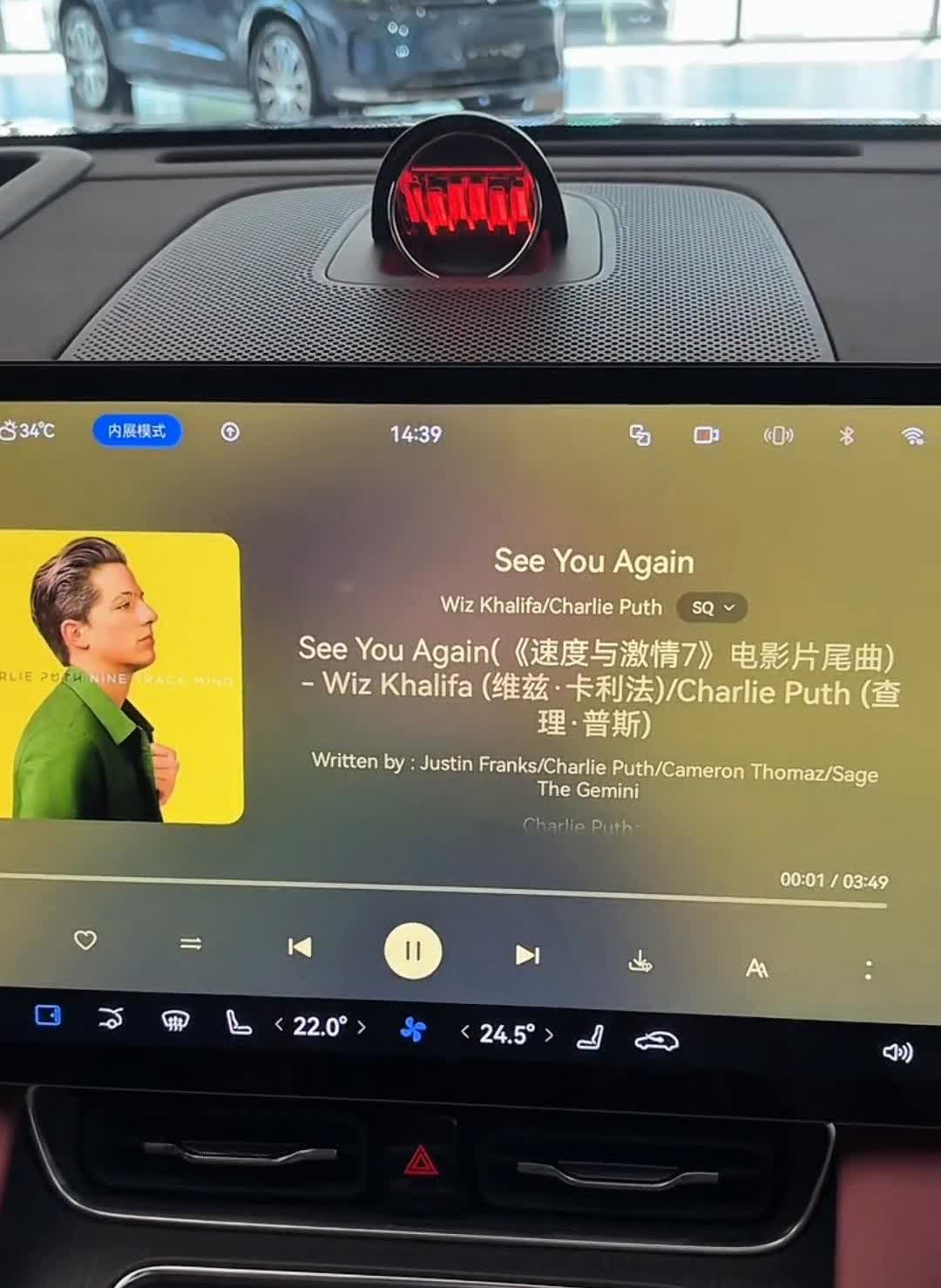 问界M8老板们开回家。
21英寸空气动力学轮毂，一体寰宇屏，星环散射体，HUA