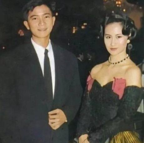 当年，陈百强与何超琼是众人心中的一对璧人，原本以为有情人终成眷属。却不想，赌王站