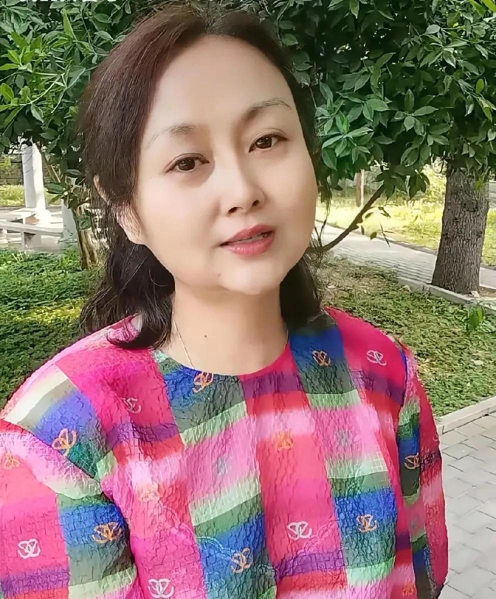 我现在穿衣服，跟中了邪一样，啥鲜艳穿啥。
买衣服，黑色根本不碰，连试都不试。以前