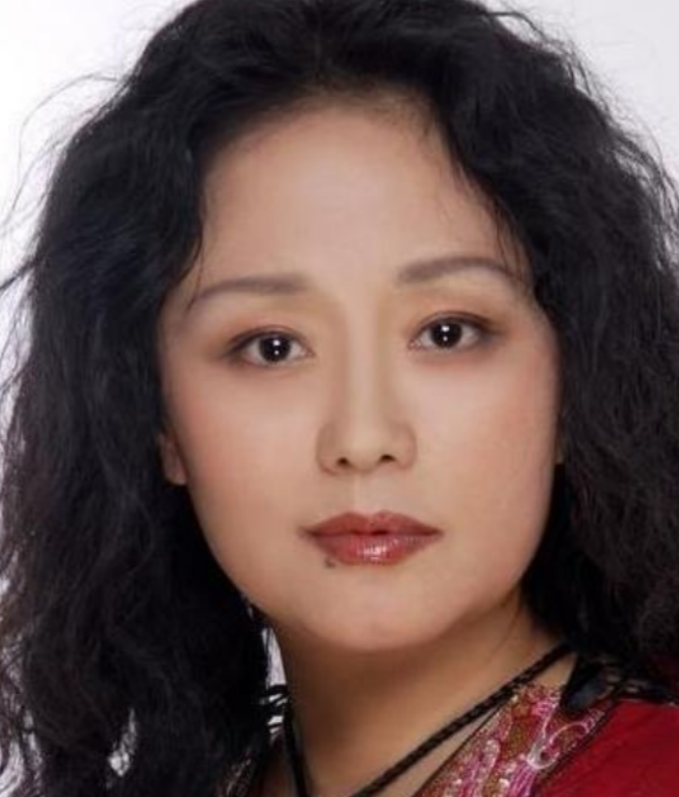 1979年，饰演潘金莲的廖学秋因为拍戏，和老公分别了六个月，她归心似箭，往家赶，