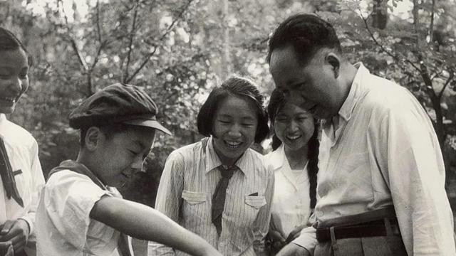 54年，毛主席会见贺敏学，闲聊中毛主席提出：叫子珍再婚成个家吧