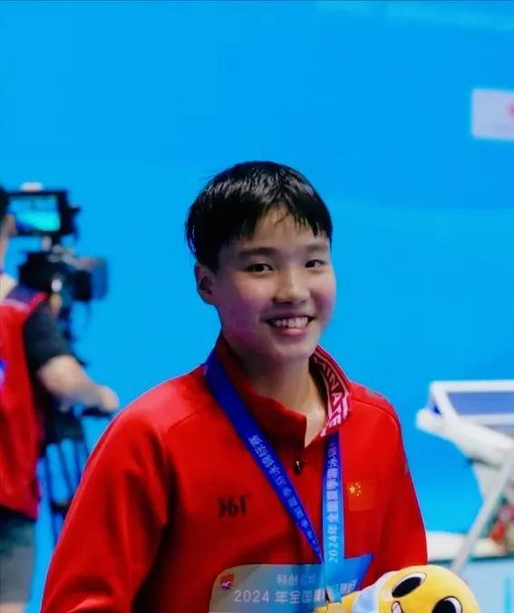 12岁小孩姐参加成人游泳世锦赛200米混合泳拿了第四名！
你敢信？于子迪这小姑娘