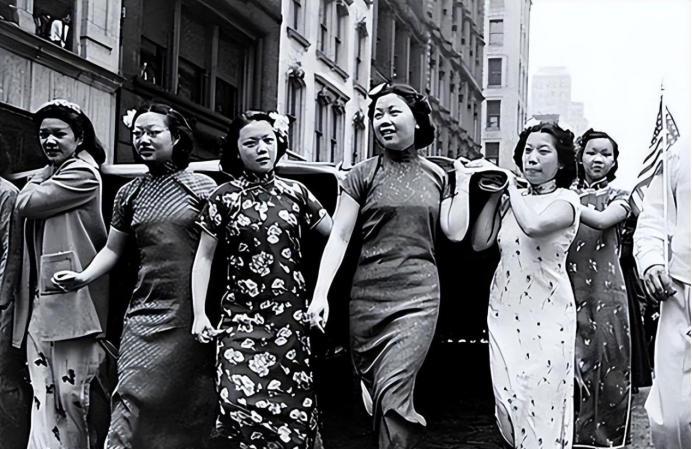 1928年，一小媳妇偷偷解下束胸带。



那一年，新思想如雨后春笋般涌现，冲击