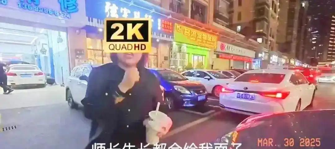 太嚣张了！广东街头，女子和人抢车位发生纠纷，说自己是“正军级”身份，威胁说：“全