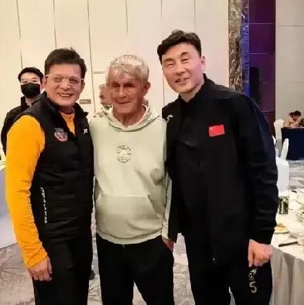 米卢又来中国，并约当年的足球队员相聚，这照片右边是李玮峰，中间的老米卢，左边戴眼