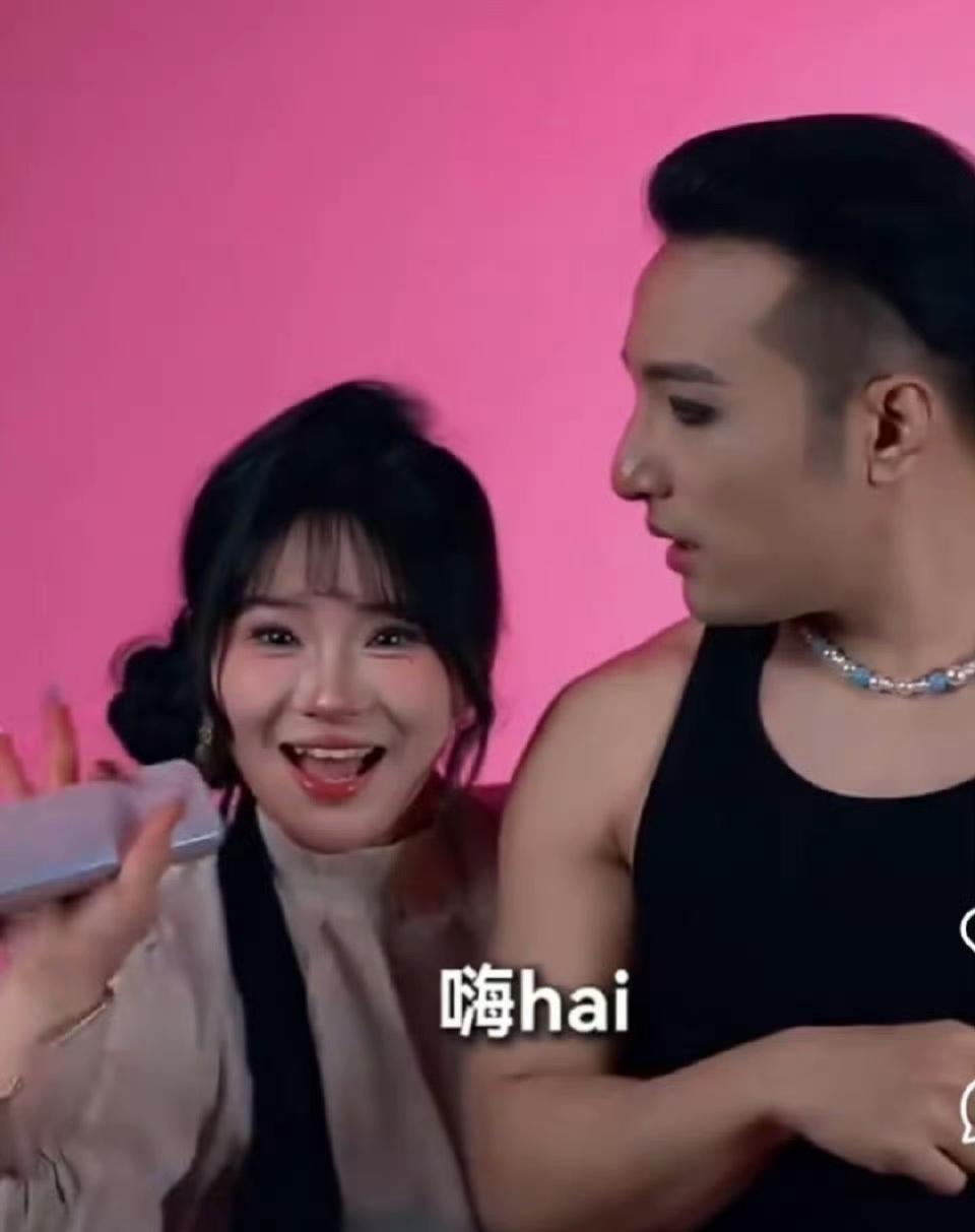等等，他女朋友半夜醒来看他这模样，不得当场笑喷啊？我就好奇这点！或许人家图的，真