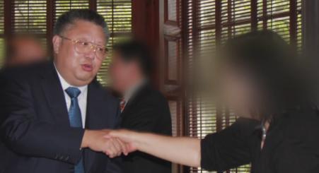 贷款500万、散尽家财，竟然只是为了“反华”！2019年，香港企业家李亨利支持香