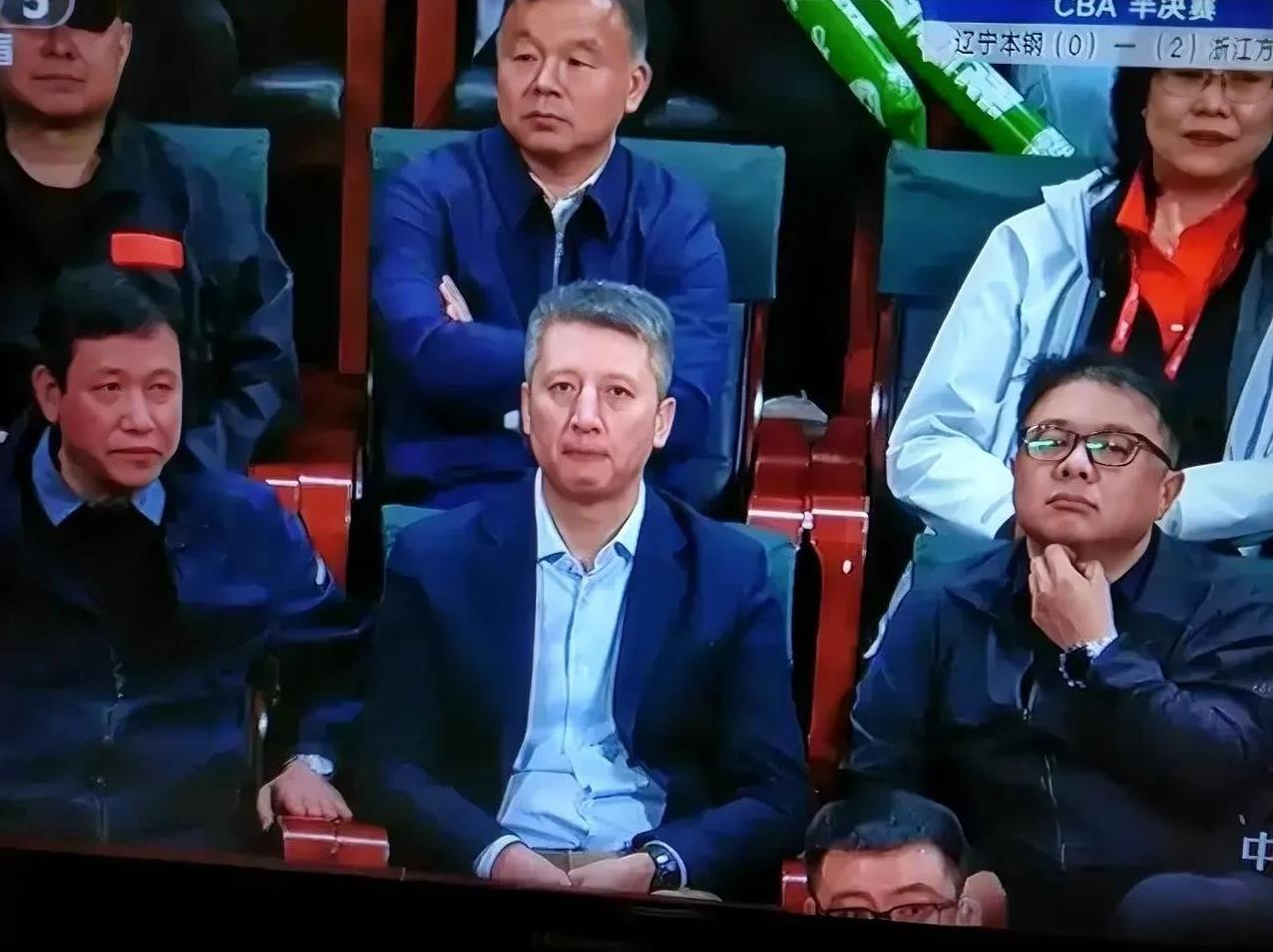 国家男篮主教练郭士强先生罕见地出现在CBA季后赛半决赛G3辽宁的主场观众席上。他