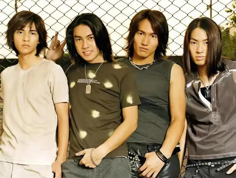 朱孝天直播哭着说：她是贵穿我们四个生命中的女孩子。真的希望汪小菲赚很多很多钱，要