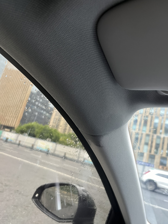 一年新车22款奥迪A4l天窗漏水严重
23年5月购入的新车，才开了一年，天窗漏水