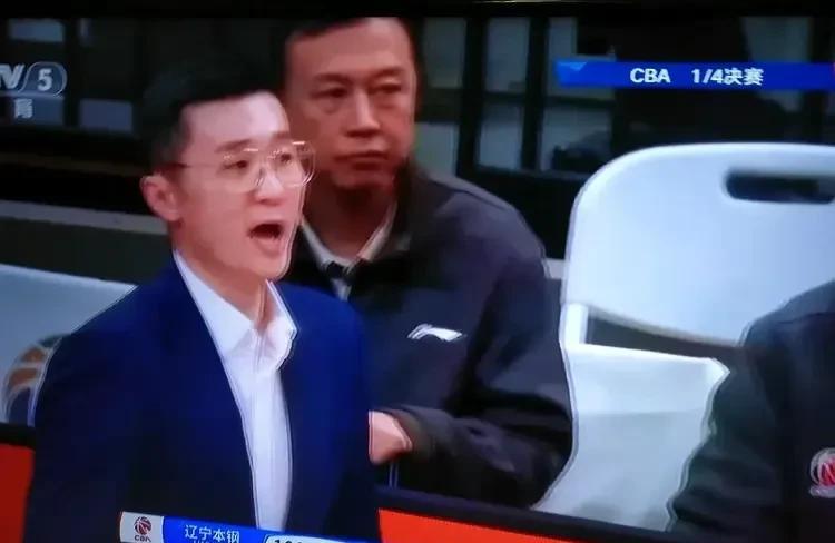 新疆伊力特命悬一线，辽宁本钢晋级半决赛只差一步到位。青岛队客场116:96大胜联