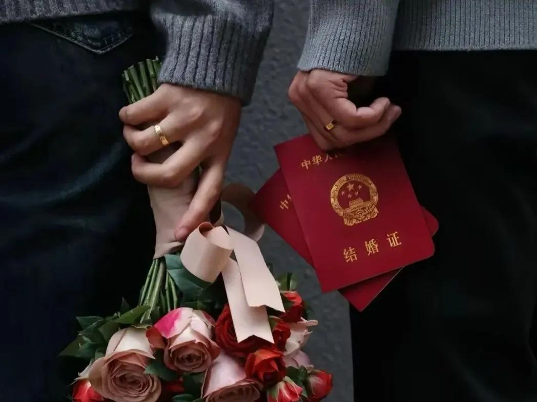 女儿说，她当了太多次的伴娘，对现在的婚礼已经麻木了，没有感觉了，从头到尾都在演戏