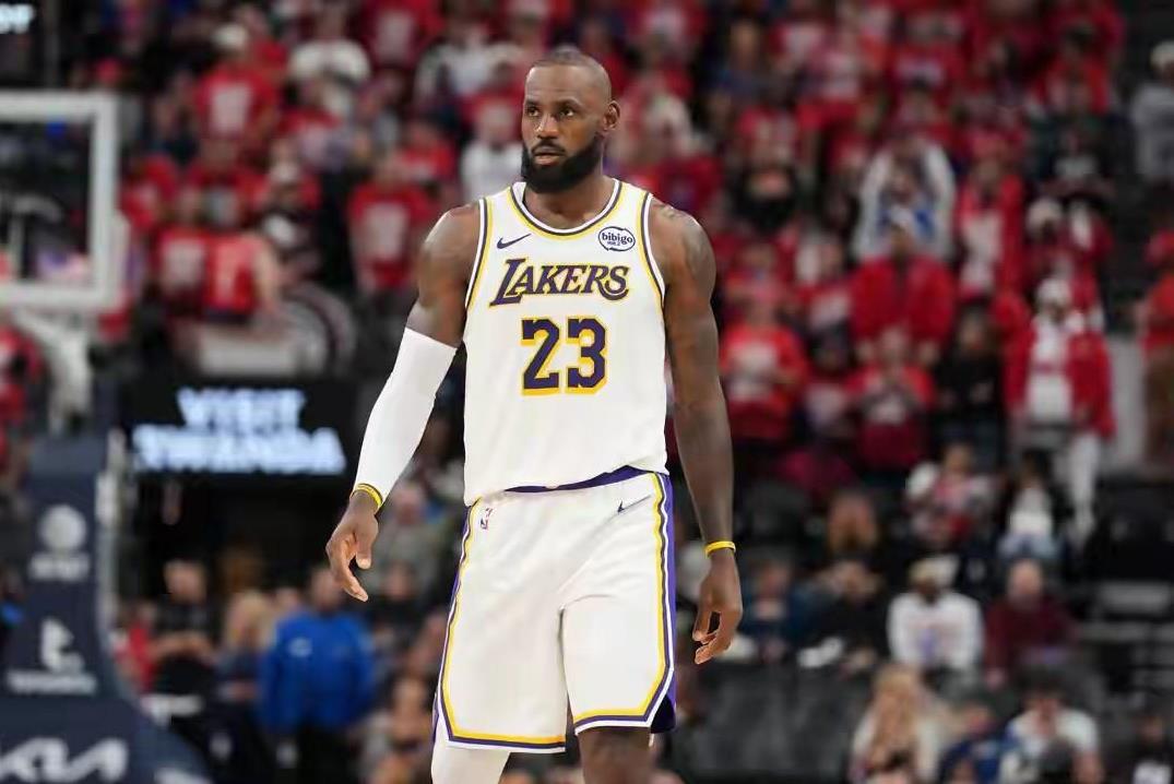 詹姆斯23分，湖人输了他没输！太阳132-108大胜湖人，该怪谁？
首节太阳布克