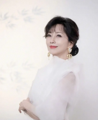 71岁赵雅芝新照释出，白色裙装尽显优雅竹影氛围感