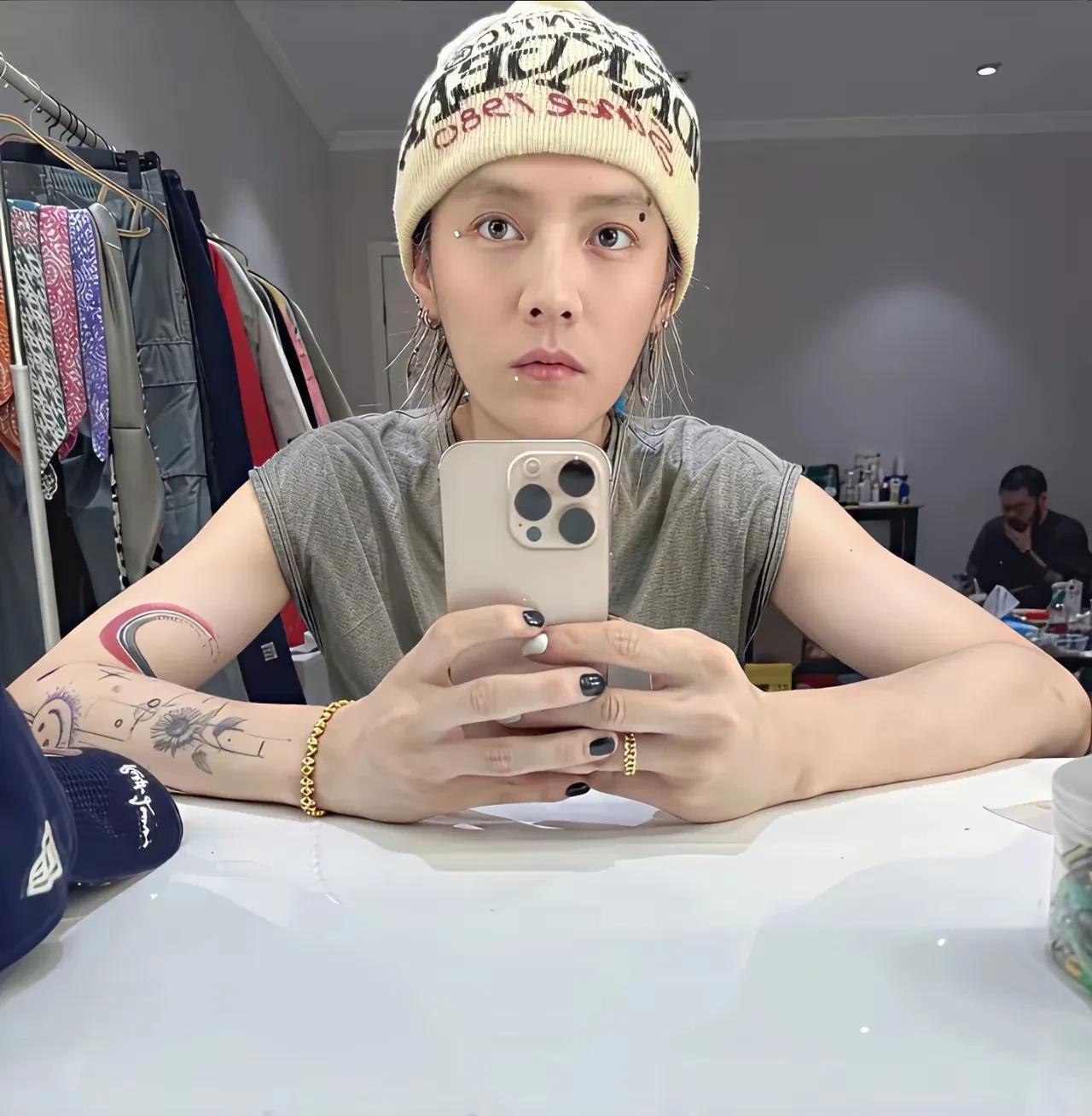 鹿晗，真是糊涂啊！
好好一个花样美男子，三十多岁了不朝气质型男发展，反而越“走”