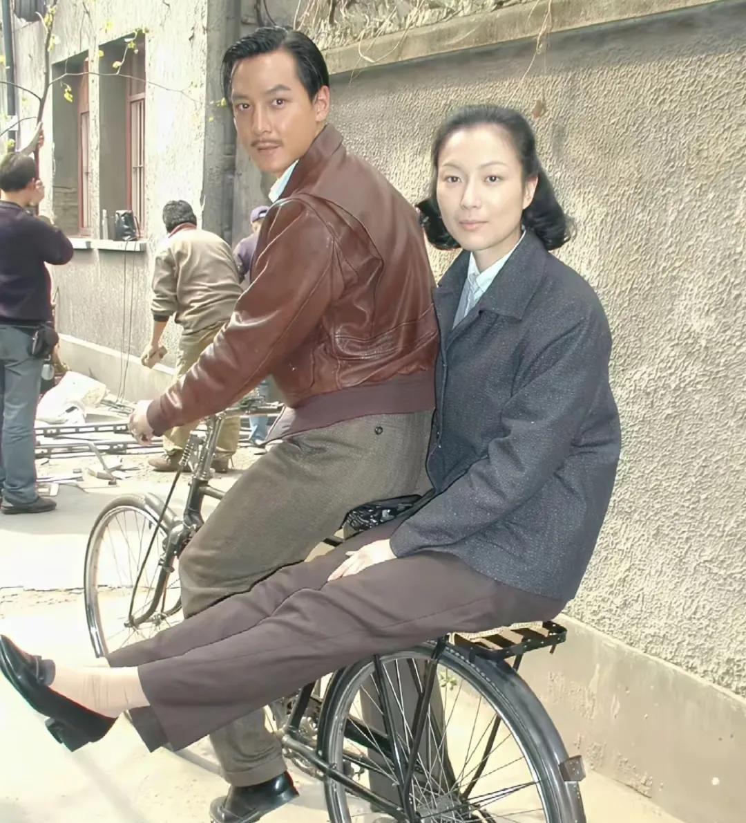 你敢相信，这是吴彦祖啊！！
虽然骑着二八杠，留着小胡子，穿着义乌产的服装，不过依