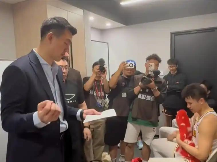 王博在带领球队以3:1领先北京男篮后，保持着清醒的头脑。他在赛后采访中直言，现在