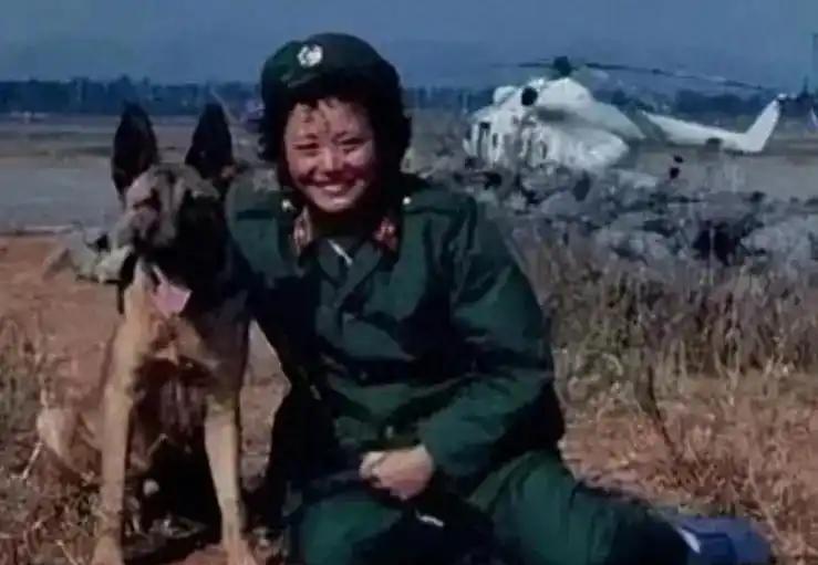 [浮云]1978年，内蒙古一女军医撞见了一匹冲她哀嚎的狼，她随即扔了个肉罐头过去
