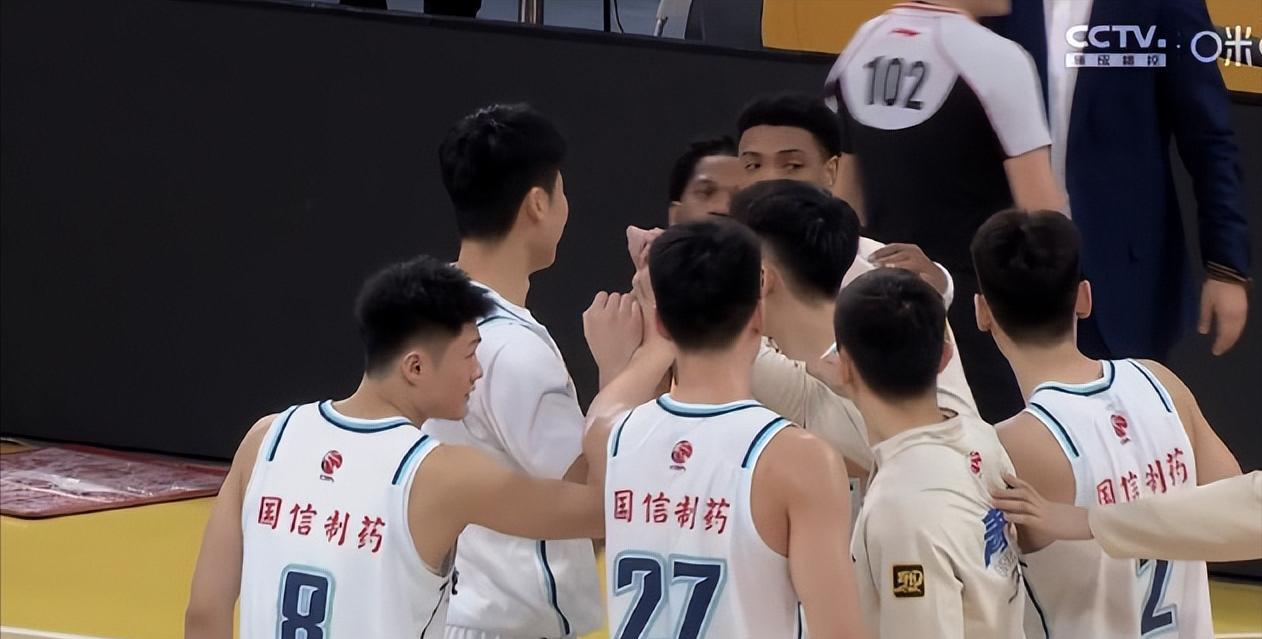嗯，仍然是外援的比拼。
青岛在客场赢下了一场关键的比赛，这样，他们已经拥有了一个