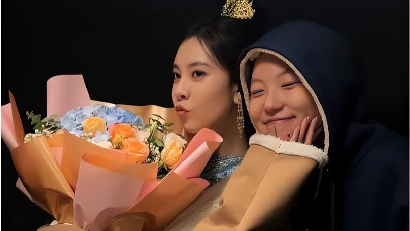 相伴 2 年不避嫌！窦靖童宋妍霏牵手遛狗，同款实锤张一山成过往