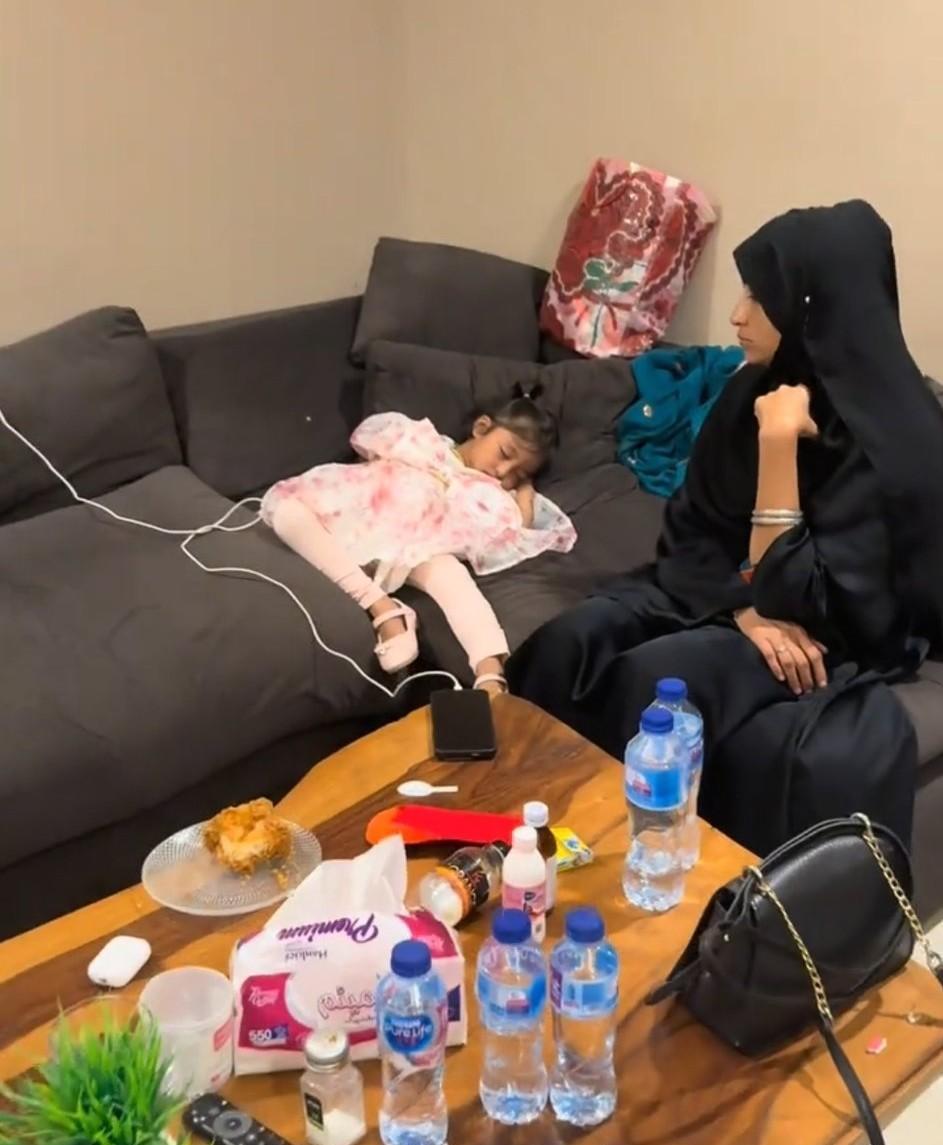 安娜要离开巴基斯坦的时候，苏美拉也是一直陪在安娜身边，也是看得出来，她对安娜也是