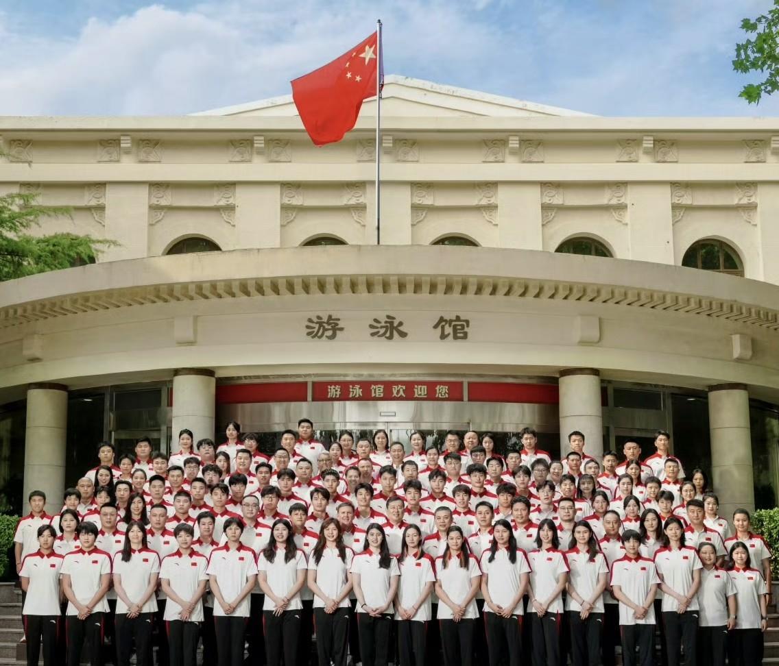 #中国游泳队出征世锦赛全家福#正能量满满，这才是冠军之师该有的样子，而不要总是追
