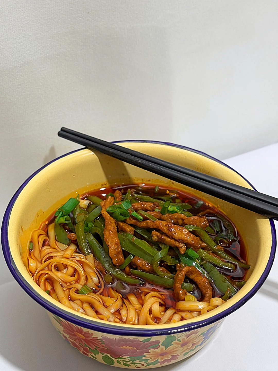 今天吃什么|在家做饭🍳青椒肉丝面（附做法）