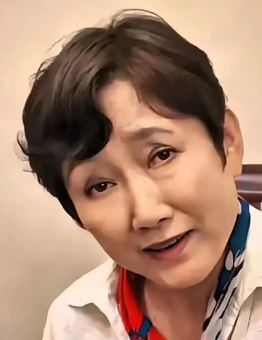 年轻时候的成方圆，柳叶眉、杏眼，樱桃嘴，五官比较标致，长相有辨识度，在那时算得上