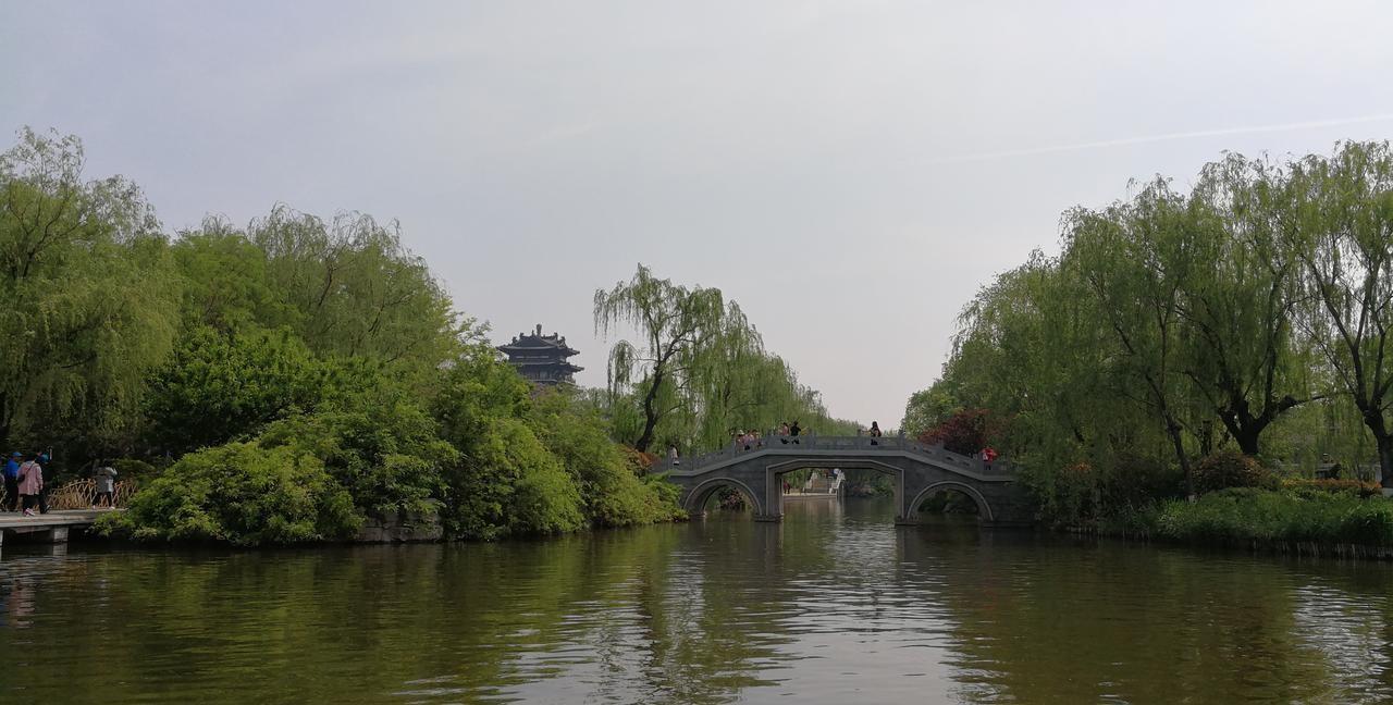 单位里老实人存在一个显性问题；
习惯性只干活不社交；
这里的社交不是让你推杯换盏