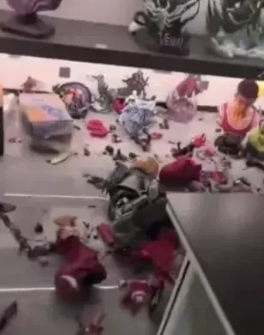 网友无语了：女友让男子给他买奢侈品包包，男友拒绝了，女友就特别生气，回到家把男友